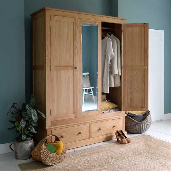 Appleby Oak Triple Wardrobe with Mirror Want Mattress